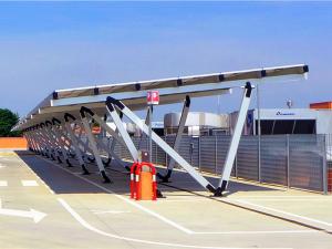 Struktur pemasangan PV carport surya untuk tempat parkir mobil
