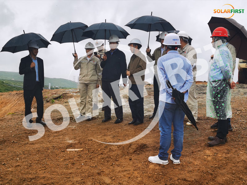 Para pemimpin Sinohydro dan China Datang Corporation mengunjungi dan memeriksa taman surya 60MW di Prefektur Dali, Yunnan.