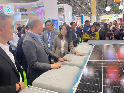 Fadillah Yusof, Menteri Energi Malaysia, dan Perdana Menteri Kedua Malaysia Timur Mengunjungi Stan SolFirsTech