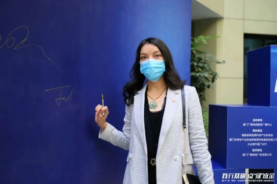 Manajer Umum SolFirsTech, Ibu Zhou Ping Diundang untuk Berpartisipasi dalam Seri Pengusaha Hijau Program Radio dan Televisi Xiamen